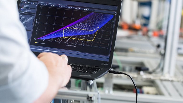Prüfstandmonitoring in DaVE Laptop zeigt live Zustandsdiagramm eines Kältekreislaufs in DaVE, Daten über USB vom Prüfstand.