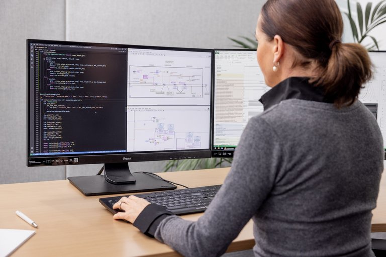 Simulator Suite User Engineer uses TLK-Simulator for Python on their computer.