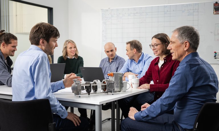 Gruppe von TLK-Mitarbeiterinnen und Mitarbeitern Gruppe von TLK-Mitarbeiterinnen und Mitarbeitern in einer Diskussionsrunde