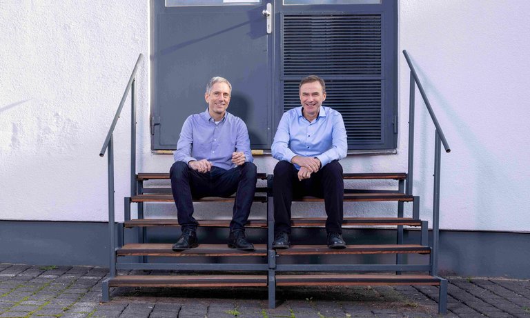 Picture of the managing directors Nicholas Lemke and Wilhelm Tegethoff Managing Directors Nicholas Lemke and Wilhelm Tegethoff from TLK-Thermo sit together on a staircase