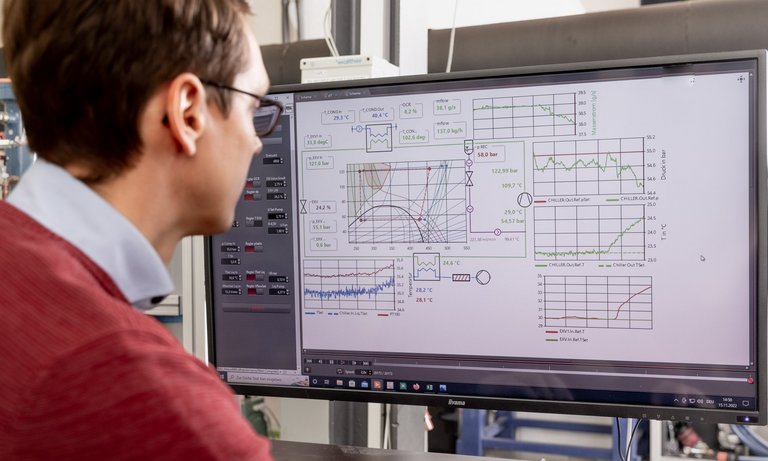 Prozessingenieur nutz DaVE Prozessingenieur überwacht Messung mit DaVE-Instrumenten auf dem Bildschirm.