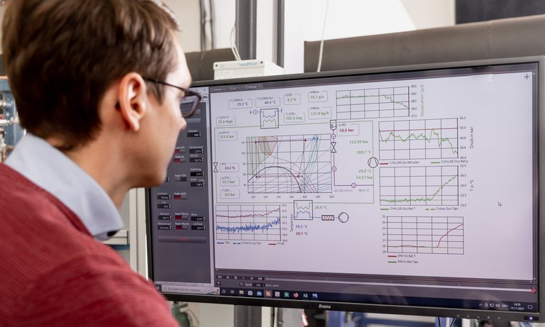 DaVE in use for test bench monitoring An engineer uses DaVE to monitor a test bench that is operated with the refrigerant R744.