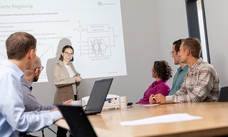 Mitarbeitern präsentiert Projektergebnisse Eine Mitarbeitern präsentiert Projektergebnisse in einem Konferenzraum