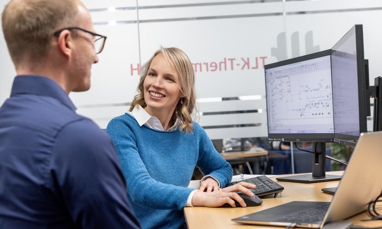 Diskussion über ein Modell aus der Clara+ Bibliothek Diskussion zwischen zwei Mitarbeitern über ein Modell aus der Clara+ Bibliothek