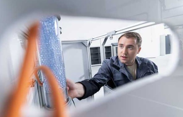 Prüfstand CO2-Absorption Mitarbeiter an einem Prüfstand zur Untersuchung von CO2-Absorption