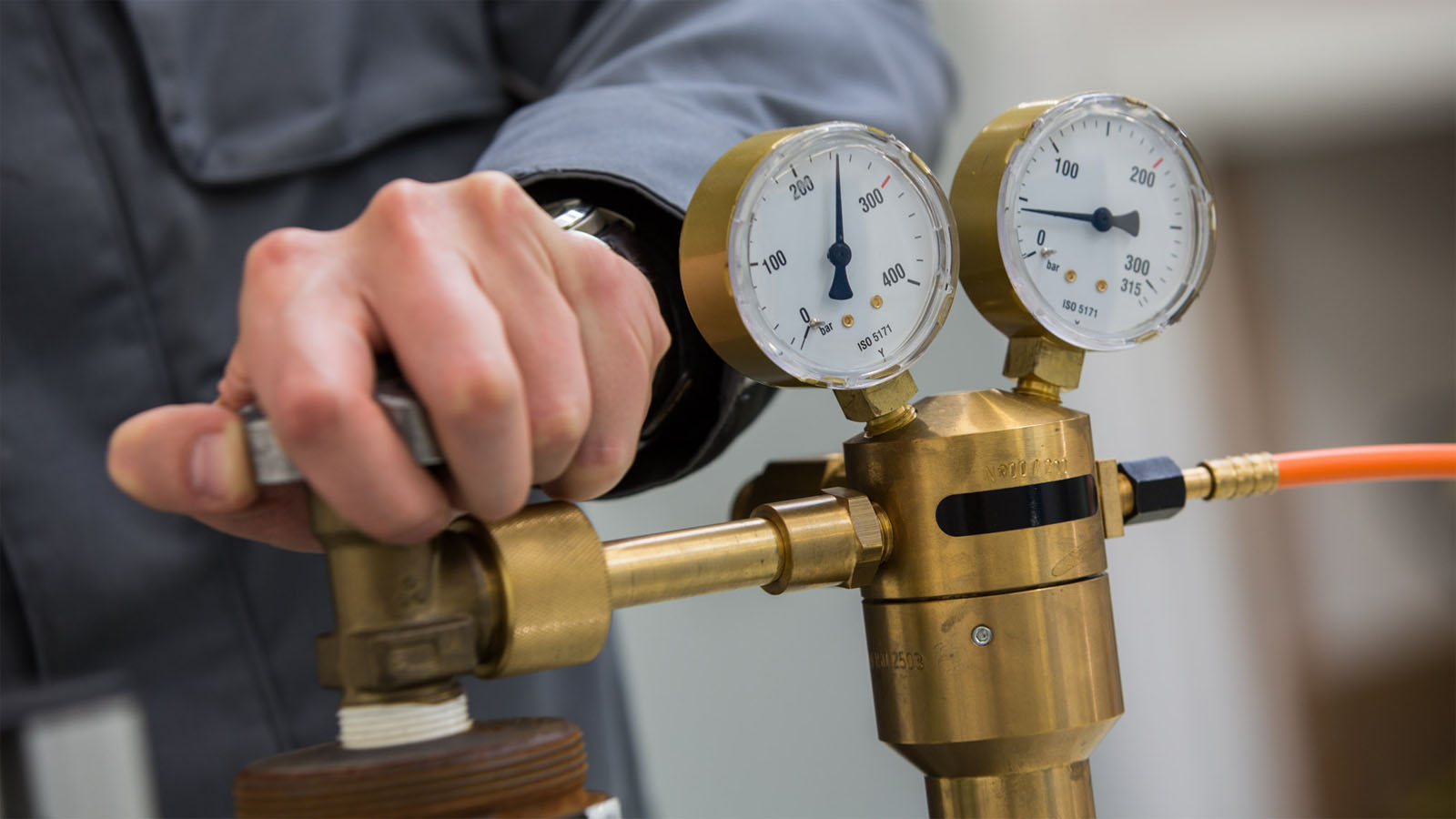Pressure reducer on a nitrogen gas cylinder at a test bench